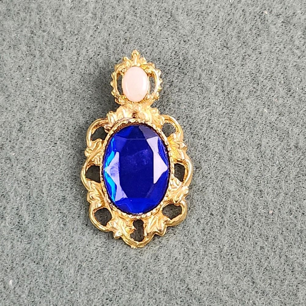 VINTAGE‎ Gold Tone Sapphire Blue Lucite Jewel Gem Vine Art Nouveau Pendant Domed
